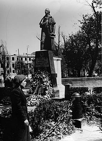 Слева: памятник Шиллеру в окружении могил советских воинов, май 1945 года. Справа - это же место через несколько лет.