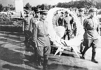 Возложение венков на братской могиле советских воинов, 1947 год.