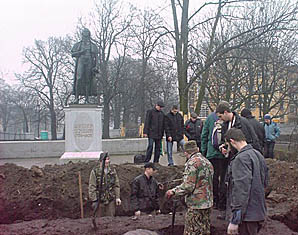 Поиск захоронений у памятника Шиллеру. 2007 год