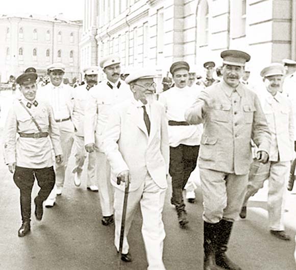 Калинин и Сталин со свитой в Кремле