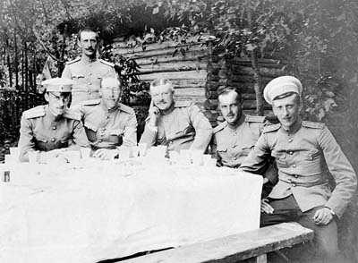 Владимир Трубецкой (слева) с сослуживцами на манёврах кирасирского полка. Красное село, 1912 год