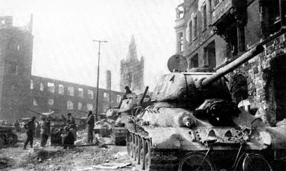 Кёнигсберг. Возле Королевского замка. 9 апреля 1945 года Кёнигсберг. Возле Королевского замка. 9 апреля 1945 года