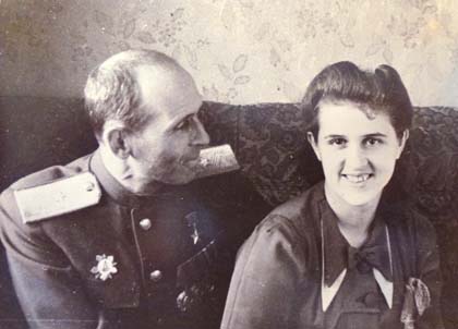 Генерал Андрей Соммер со своей молодой супругой Калерией Даниловной. Калининград, 1945 год Генерал Андрей Соммер со своей молодой супругой Калерией Даниловной. Калининград, 1945 год