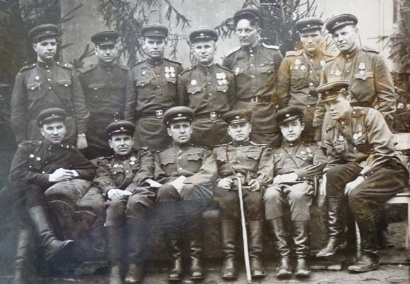 Полковник Соммер (в нижнем ряду в центре) с офицерами 89-й танковой бригады. На подступах к Восточной Пруссии, 1944 год Полковник Соммер (в нижнем ряду в центре) с офицерами 89-й танковой бригады. На подступах к Восточной Пруссии, 1944 год