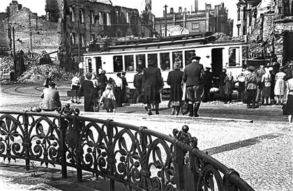 Трофейный немецкий трамвай на улицах разрушенного Калининграда. 1946 год Трофейный немецкий трамвай на улицах разрушенного Калининграда. 1946 год