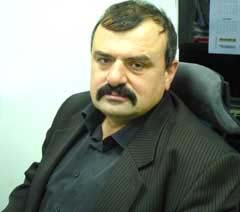 Юрист Михаил Золотарёв: - Надо передать этот дворец городу. Чтобы здание служило на благо общества, а не являлось бы утехой одного избалованного роскошью генерала Юрист Михаил Золотарёв: - Надо передать этот дворец городу. Чтобы здание служило на благо общества, а не являлось бы утехой одного избалованного роскошью генерала