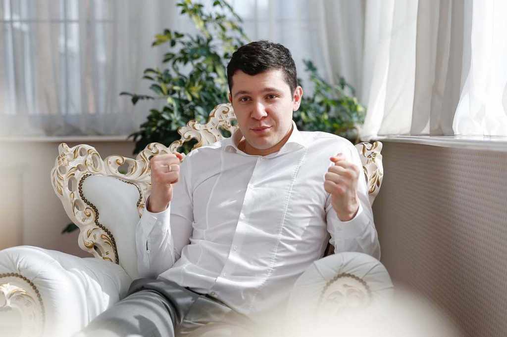 Алиханов развалился в кресле