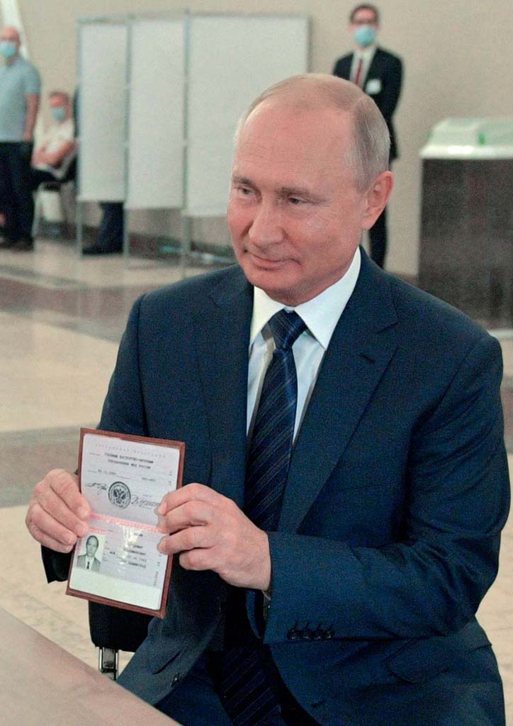 Путин паспорт проголосовал за поправки в Конституции